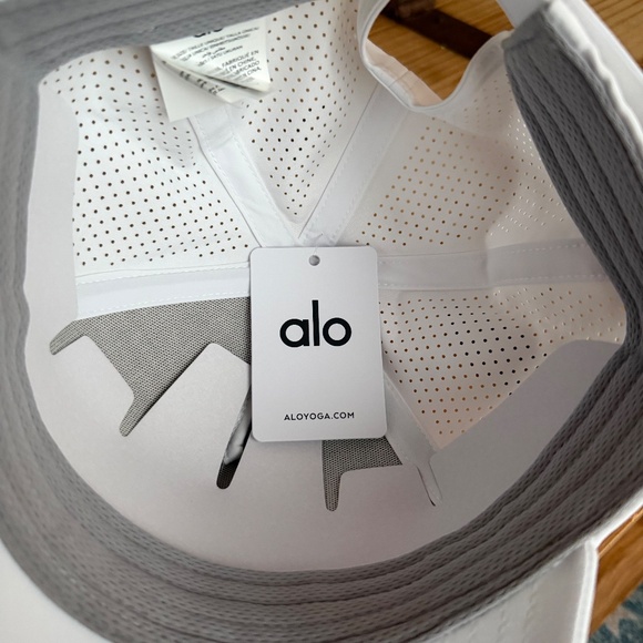 ALO Yoga White Cap - Picture 5 of 6